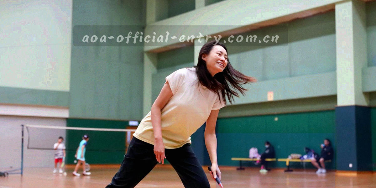 横向时间带图形，标注工作日 9:00 至 18:00 的在线服务区间